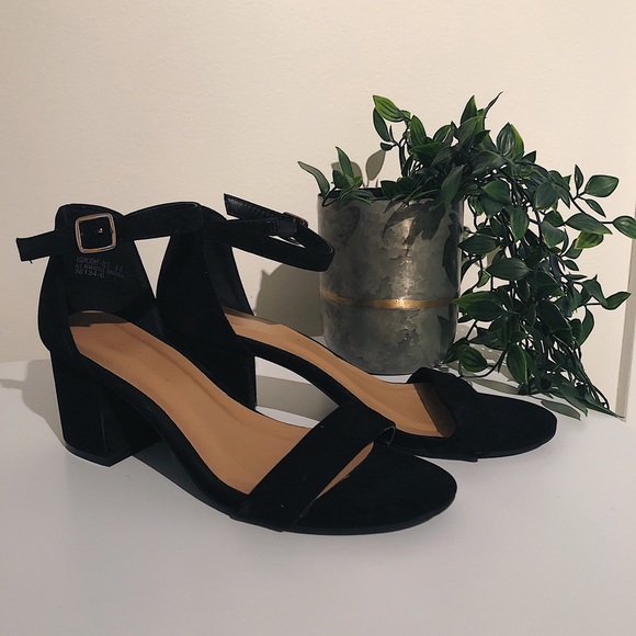 BAMBOO Shoes - Bamboo Velvet Ankle Strap Block Heel with Buckle 6.5M